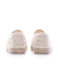 Espadrilles de encaje de color beige, con parte superior de textil que presenta patrones intrincados y una suela de yute natural. Punta redondeada y diseño de tipo fácil de poner.