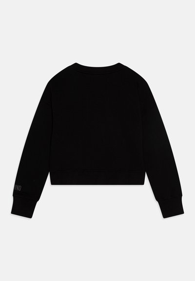 Svart kortad sweatshirt med långa ärmar, tillverkad av ett mjukt tyg. Har ribbad halsringning och ärmslut, med subtil logotypdetalj på ärmen.