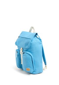 Mochila azul hecha de tela, con dos bolsillos laterales, una tapa superior y cremalleras blancas. Incluye una etiqueta de marca beige y correas ajustables.