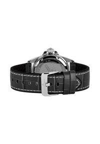 Correa de reloj de cuero negro con costuras blancas, caja de acero inoxidable plateado, esfera negra texturizada y corona redonda. Detalle de cierre tipo hebilla visible.