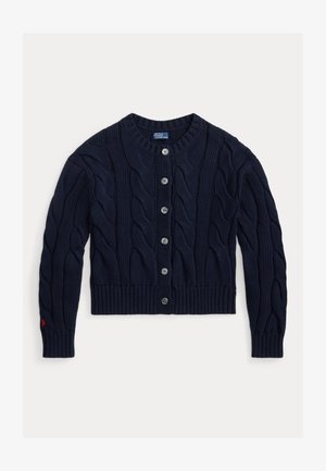 Καρντιγκάν σε ναυτικό μπλε με πλέξη καλώδιο, στρογγυλή λαιμόκοψη, ριμπ μανσέτες και τελείωμα, με ασημένια κουμπιά και μικρό κόκκινο λογότυπο στο μανίκι.
