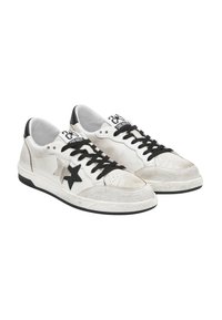 Sneakers bianche con lacci neri, caratterizzati da una stella nera e dettagli argentati. Materiale testurizzato, perforazioni circolari e suola nera.