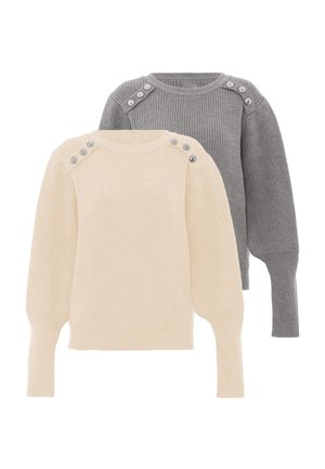 Twee gebreide truien met lange mouwen, één beige en één grijs, elk met een ronde hals en decoratieve knopen op de schoudernaden.