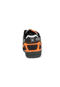 Zwarte sportieve schoen met oranje accenten, bovenwerk van mesh, gevoerde kraag en gestructureerde zool. Bevat een logo en reflecterende elementen aan de achterkant.