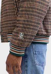 Redefined Rebel KAYDEN JACKET BOXY FIT - Geacă bomber - brown