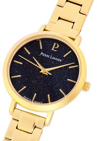Reloj dorado con una caja circular, esfera oscura estrellada, marcadores de hora dorados y una pulsera de eslabones metálicos. Presenta el nombre de la marca "Pierre Lannier".