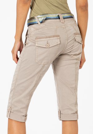 Beige Cropped-Hosen mit umgeschlagenem Saum, ausgestattet mit zwei Gesäßtaschen und einem gemusterten, mehrfarbigen Taillengürtel. Aus weichem Baumwoll-Mischgewebe.