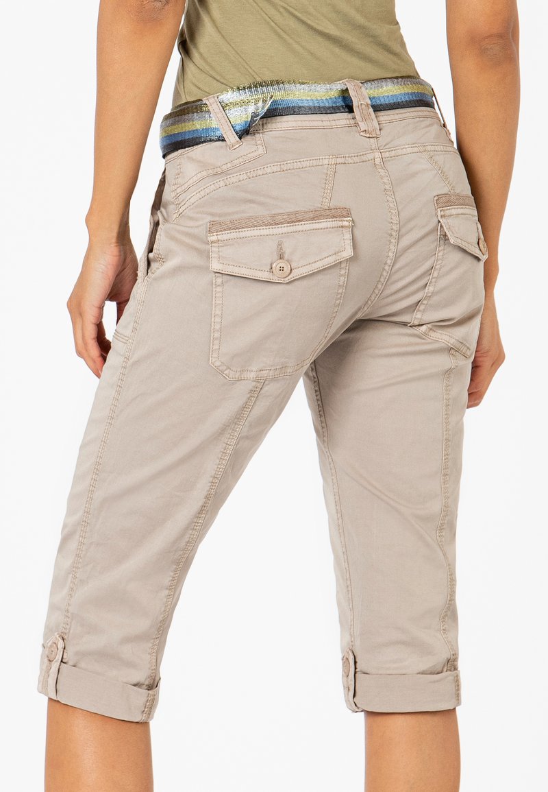 Beige cropped broek met een opgerolde zoom, uitgerust met twee achterzakken en een gestreepte, meerkleurige tailleband. Gemaakt van een zachte katoenmix.