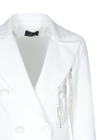 Blazer bianco doppiopetto con colletto a revers, dotato di frange argento e dettagli in perline sul davanti. Tessuto dalla trama liscia.