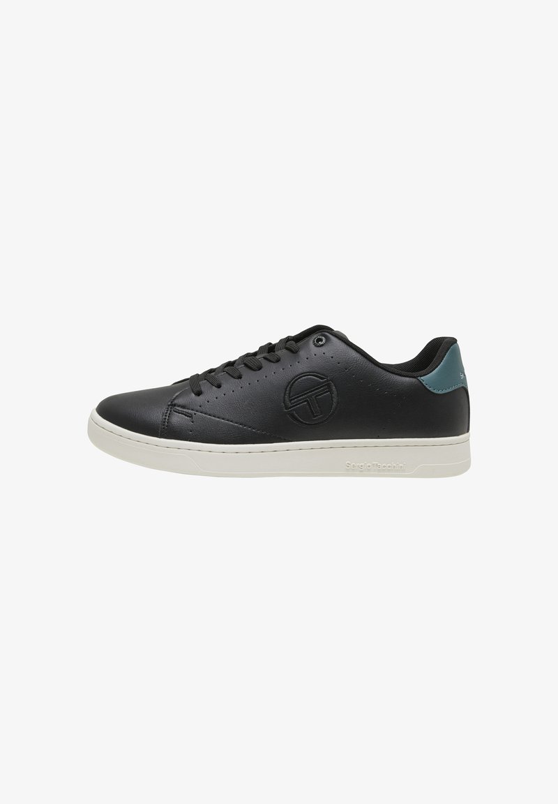 Baskets basses en cuir noir avec lacets noirs, semelle blanche, logo embossé sur le côté et accent talon bleu sarcelle.