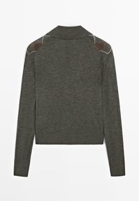 Grijze gebreide sweater met een kraag, voorzien van bruin en beige schouderaccenten, lange mouwen, en een nette afwerking aan de onderrand en manchetten.