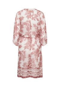 Robe blanche longueur genou avec motifs floraux roses, tissu transparent, manches trois-quarts et taille cintrée avec une ceinture assortie.