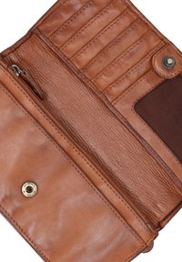 L'intérieur du portefeuille en cuir marron dispose de plusieurs emplacements pour cartes, d'un compartiment zippé et d'une finition en tissu. Surface texturée avec un léger éclat.