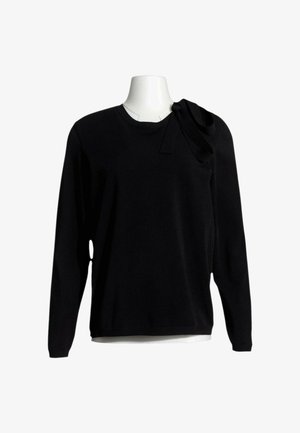 Schwarzer Langarmpullover mit rundem Ausschnitt und dekorativer Schleife auf der linken Schulter, dargestellt auf einem weißen Schaufenfernackentorso.