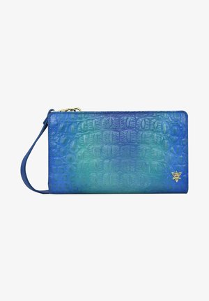 Tasche mit Krokodilstruktur in Farbverlauf Blau, mit Reißverschluss und abnehmbarem Handgelenkband; akzentuiert mit einem kleinen goldenen Blumenlogo.