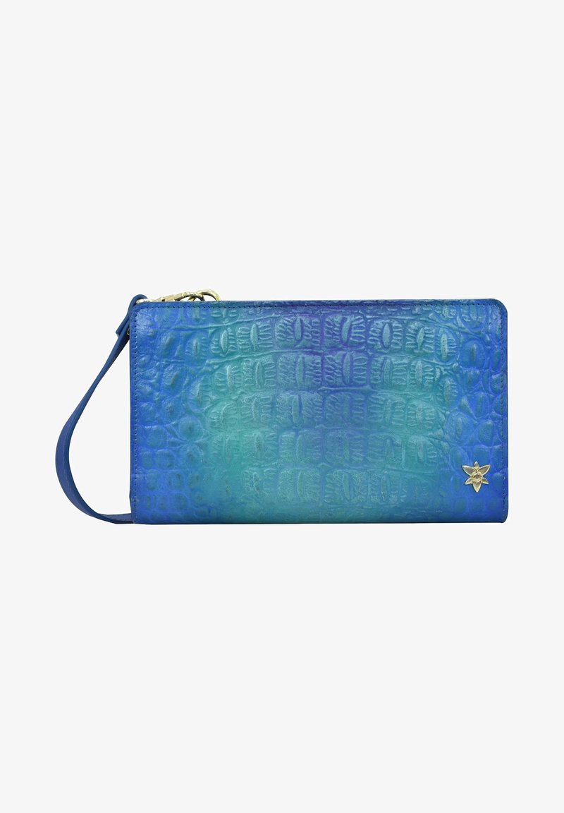 Krokodillenhuid-textuur portemonnee in een verloop van blauw, met een ritsluiting en een afneembare polsband; versierd met een klein gouden bloemenlogo.