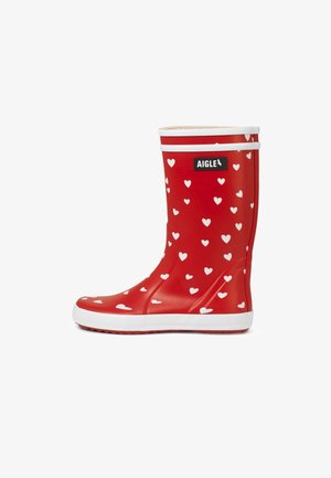 Rote Gummiregenstiefel mit weißem Herzmuster, weißem Rand und Sohle sowie einem schwarzen rechteckigen "Aigle"-Logo nahe dem oberen Rand.