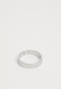 Zilveren metalen ring met een gladde, reflecterende oppervlakte, met een gesplitst ontwerp. Ronde vorm met een uniforme breedte en gepolijste afwerking.