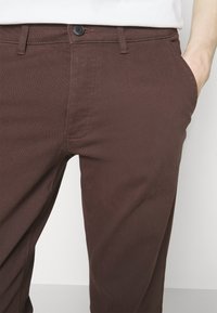 Pier One Chino hlače - dark brown