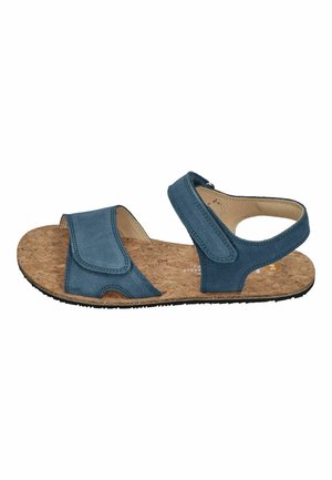 Blaue Wildleder-Open-Toe-Sandale mit Korkfußbett, zwei verstellbaren Klettverschlüssen und schwarzer Gummisohle, seitlich gezeigt.