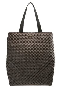 Sac cabas matelassé en matière synthétique marron foncé, avec deux anses noires et un accent logo doré à l'avant.