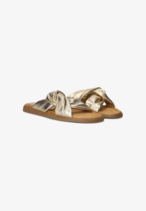 Gouden metallic slide sandalen met een geknoopte ontwerp, zachte binnenvoering en een lichtbruine zool. Gladde textuur en open teen stijl.