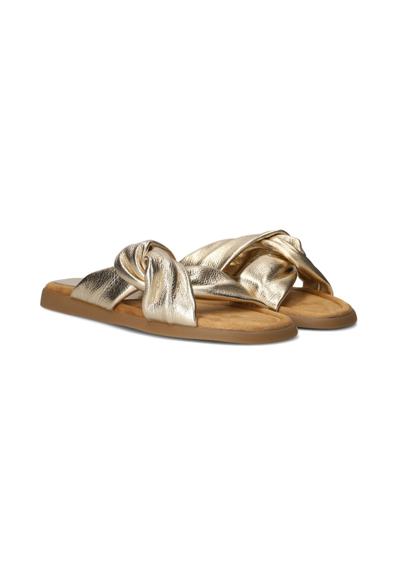 Gouden metallic slide sandalen met een geknoopte ontwerp, zachte binnenvoering en een lichtbruine zool. Gladde textuur en open teen stijl.
