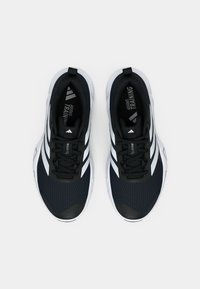 Sort-hvide sportssko med et struktureret mesh-overdel, der har tre hvide striber, snøredesign og en polstret sål.