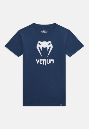 T-shirt bleu marine à manches courtes avec un logo tête de serpent blanc et le mot "VENUM" imprimé sous le logo sur le devant.