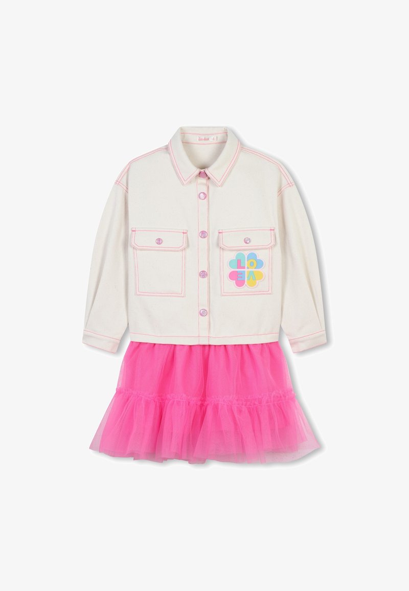 Veste blanche avec surpiqûres roses et boutons, poches avant, imprimé floral coloré "LOVE", associée à une jupe en tulle rose vif à volants.