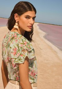 Love & Roses FLUTTER SLEEVE BRODERIE PRINTED - Camicetta - green