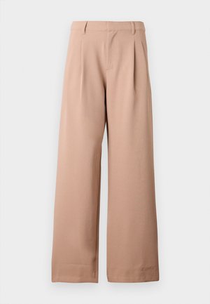 Pantalons beige taille large avec passants de ceinture, plis à la taille et devant plat, présentés sur un fond blanc uni.