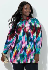 Farverig, plisseret bluse med krave, der har en livlig blanding af pink, blå, grønne og røde nuancer. Lange, flagrende ærmer.