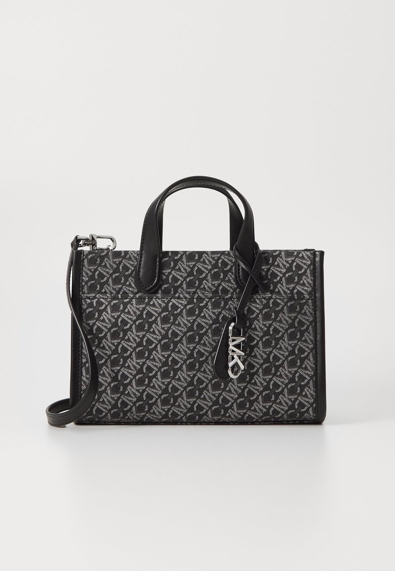 Sac à main à motif noir et gris avec deux poignées courtes et une bandoulière amovible. Dispose d'un pendentif logo argenté et d'un design structuré.