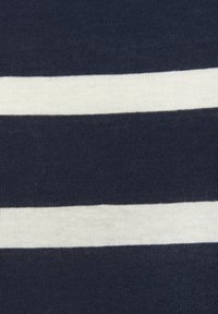 Marineblaue Stoff mit zwei horizontalen, weißen Streifen. Die Oberfläche ist glatt und hat ein gleichmäßiges Rippmuster. Keine weiteren Details vorhanden.