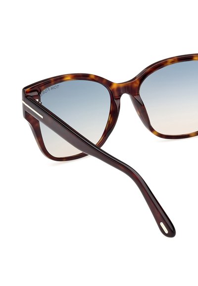 Silmukkakuvioiset aurinkolasit, joissa on voimakas kissansilmämuoto, liukuväriset linssit ja metalliset yksityiskohdat kehysosassa. Estrakti pintakuvio varsissa.