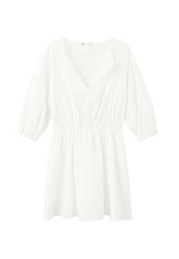 Robe blanche longueur genou avec un col en V, une taille élastiquée froncée et des manches bouffantes trois-quarts avec un motif texturé subtil.