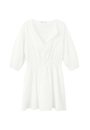 Robe blanche longueur genou avec un col en V, une taille élastiquée froncée et des manches bouffantes trois-quarts avec un motif texturé subtil.