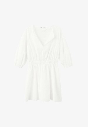 Robe blanche longueur genou avec un col en V, une taille élastiquée froncée et des manches bouffantes trois-quarts avec un motif texturé subtil.