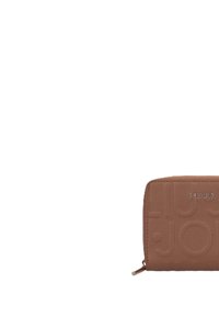 Portafoglio in pelle marrone con motivo logo a rilievo, forma rettangolare, chiusura con zip e dettagli in metallo colore argento.