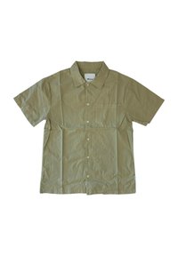 Camicia a maniche corte di colore marrone chiaro, con colletto, taschino singolo sul petto e tessuto a texture liscia. Presenta un design semplice e cuciture discrete.