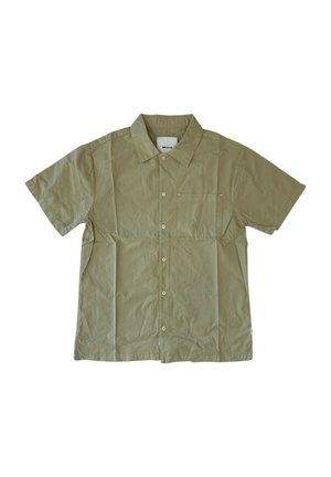 Camicia a maniche corte di colore marrone chiaro, con colletto, taschino singolo sul petto e tessuto a texture liscia. Presenta un design semplice e cuciture discrete.