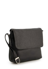 Czarna skórzana torebka typu crossbody z wypukłą fakturą, z przednią klapą i regulowanym paskiem z ozdobną, srebrną klamrą, wyeksponowana na białym tle.