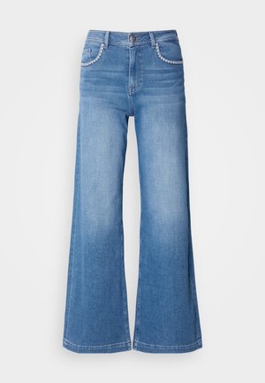 Bredde ben blå jeans lavet af denim, med høj talje, dekorativ syning på lommerne og en falmet vask.