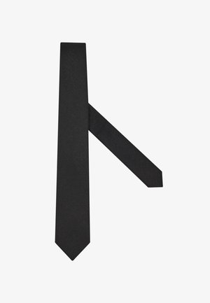 Zwarte smalle stropdas van gladde stof, plat weergegeven met het smalle einde dat achter het bredere einde kruist op een witte achtergrond.