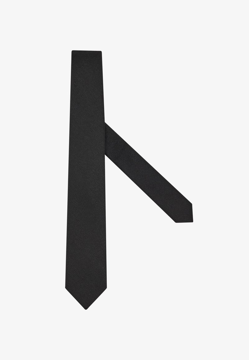 Zwarte smalle stropdas van gladde stof, plat weergegeven met het smalle einde dat achter het bredere einde kruist op een witte achtergrond.