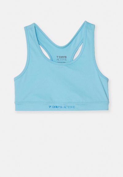 Jasnoniebieski sportowy top crop wykonany z gładkiego materiału, z designem typu racerback oraz logo w ciemniejszym odcieniu niebieskiego na talii.