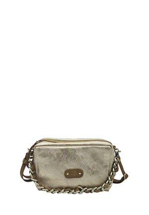 Petit sac bandoulière doré métallique avec chaîne et sangle en cuir, fermeture éclair sur le dessus et étiquette en cuir "mila louise paris".