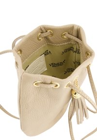 Beige neplederen emmerhandtas met een gestructureerde afwerking, gouden oogjes en strap. Heeft een interieurprint met "Venezia" branding.