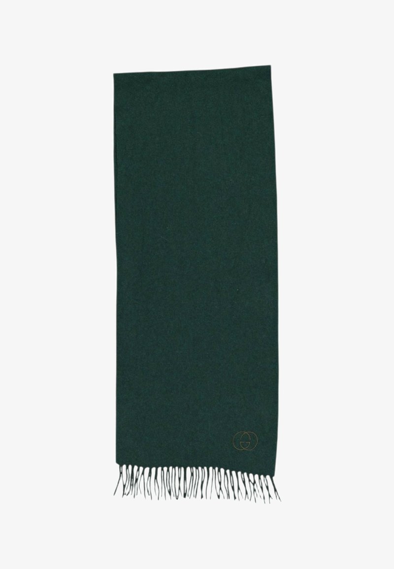 Écharpe rectangulaire vert foncé avec franges sur un bord court et un petit logo circulaire brodé près des franges.